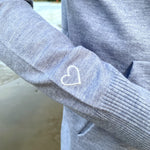 Herzlein® Cardigan Feinstrick Strickjacke Strickweste aus Viscose mit Kapuze und Stickereien Herzchen in Grau Blau meliert