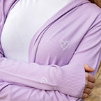 Herzlein® Cardigan Feinstrick Strickjacke Strickweste aus Viscose mit Kapuze und Stickereien Herzchen in Lavendel Lila