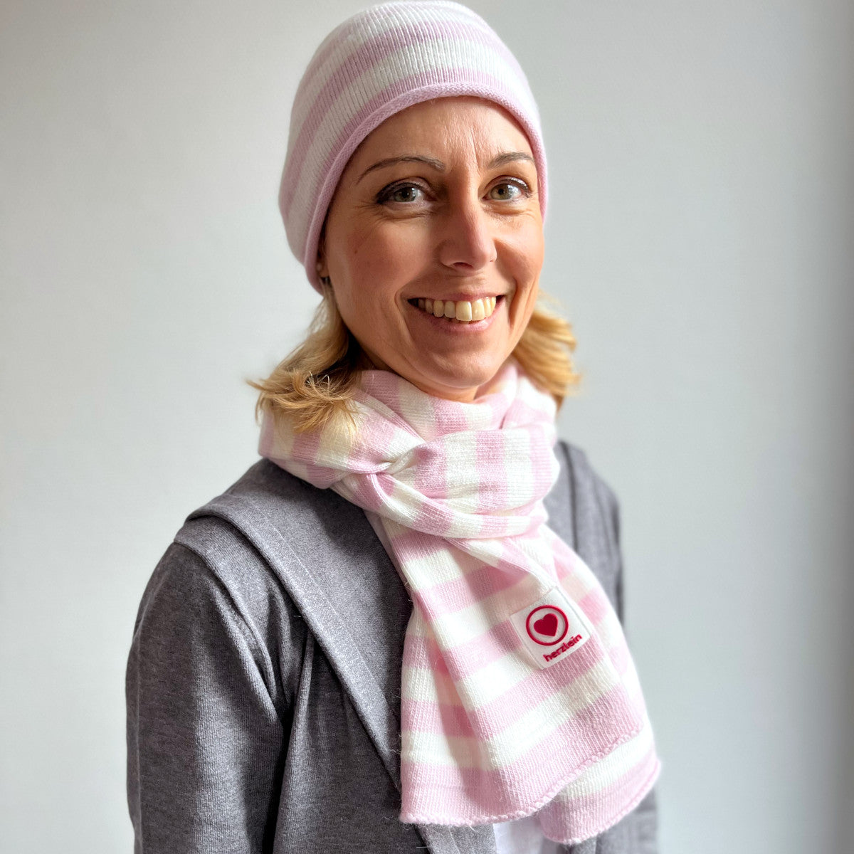 mütze schal handschuhe set damen rosa Herzlein® Set von Schal und Mütze für Damen gestreift in Alt Rosa Weiß – Herzlein Fashion
