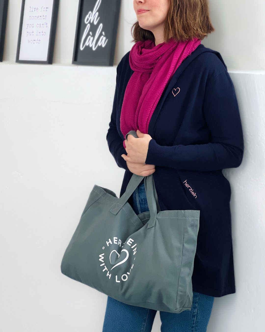 Outfit mit Cardigan in Navy Blau, Musselintuch Beere und Shopper in Dunkelgrau