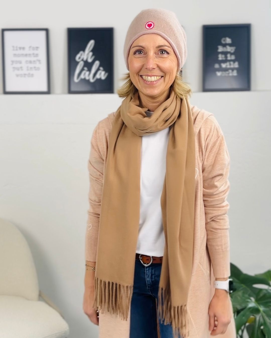 Outfit mit Cardigan in Beige, Schal in Zimt und Kaschmir Beanie in Beige