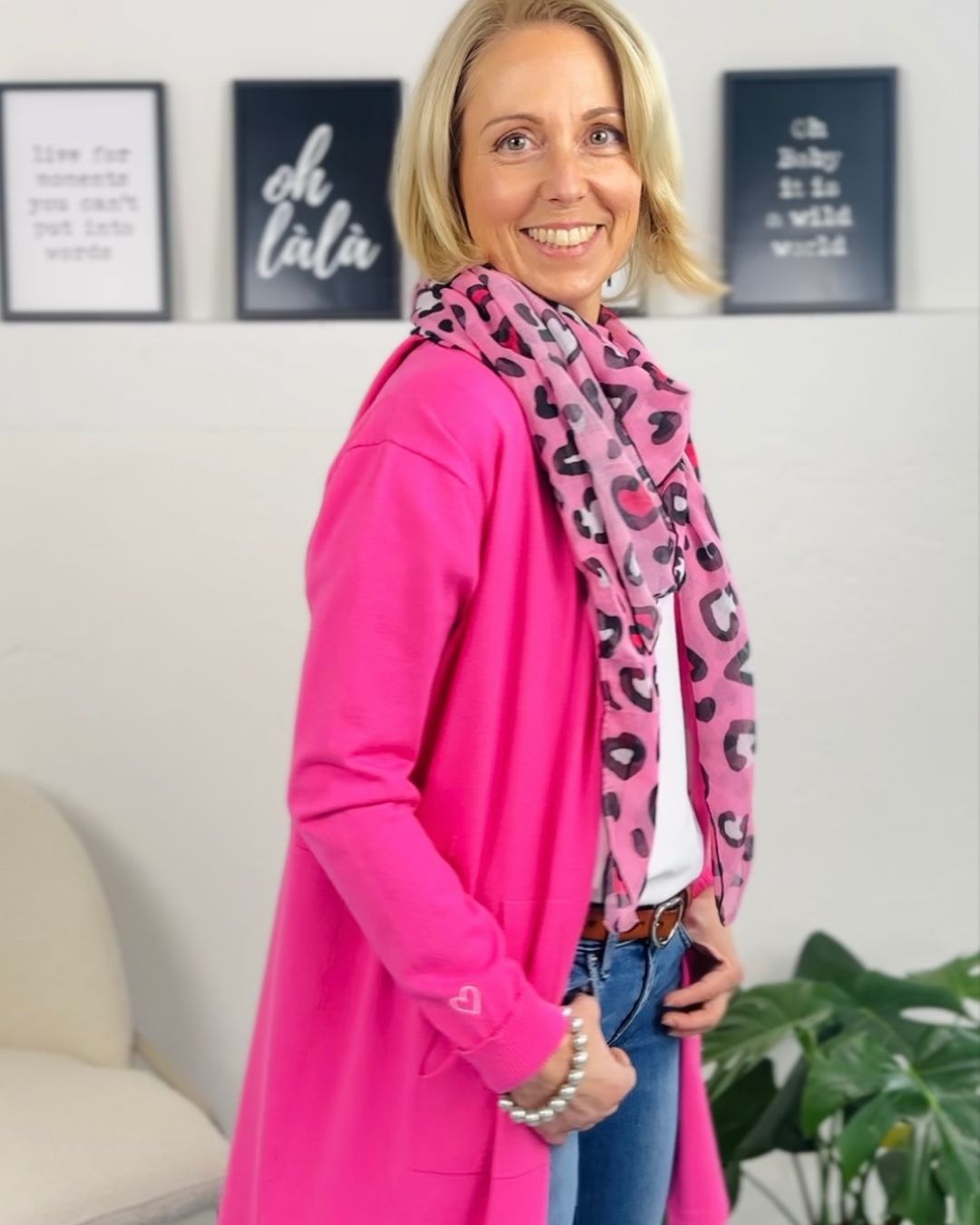 Outfit mit Cardigan in Hot pink, Essential Shirt mit Herzchen und Leo Tuch in Rosa