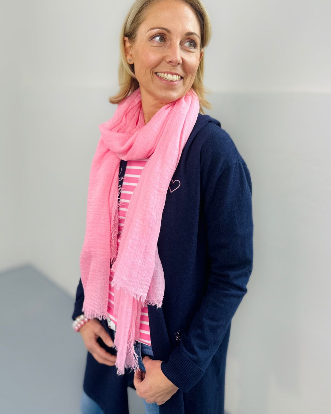 Outfit mit Cardigan in Navy Blau, Longsleeve in Rosa und Musselintuch in Rosa