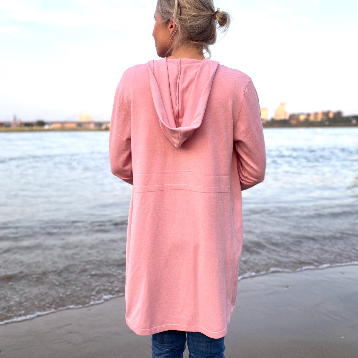 Herzlein® Cardigan Feinstrick Strickjacke Strickweste aus Viscose mit Kapuze und Stickereien Herzchen in Alt Rosa