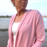 Herzlein® Cardigan Feinstrick Strickjacke Strickweste aus Viscose mit Kapuze und Stickereien Herzchen in Alt Rosa