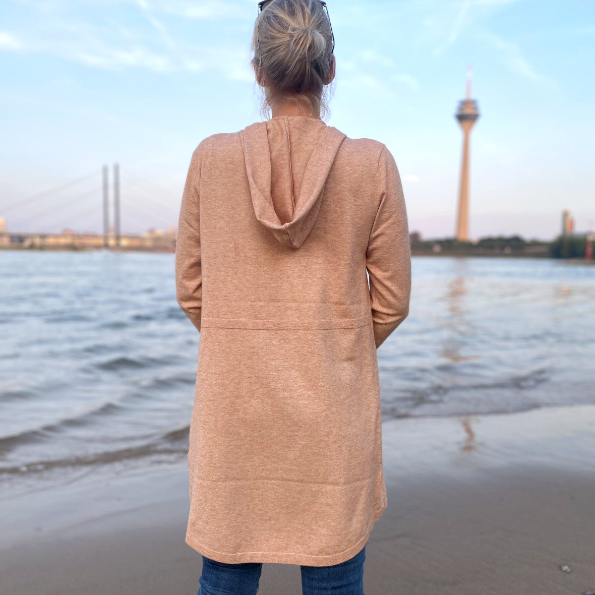 Herzlein® Cardigan Feinstrick Strickjacke Strickweste aus Viscose mit Kapuze und Stickereien Herzchen in Hellbraun Beige meliert