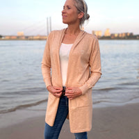 Herzlein® Cardigan Feinstrick Strickjacke Strickweste aus Viscose mit Kapuze und Stickereien Herzchen in Hellbraun Beige meliert