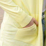 Herzlein® Cardigan Feinstrick Strickjacke Strickweste aus Viscose mit Kapuze und Stickereien Herzchen in Pastell gelb