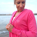 Herzlein® Cardigan Feinstrick Strickjacke Strickweste aus Viscose mit Kapuze und Stickereien Herzchen in Pink