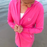 Herzlein® Cardigan Feinstrick Strickjacke Strickweste aus Viscose mit Kapuze und Stickereien Herzchen in Pink