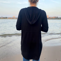 Herzlein® Cardigan Feinstrick Strickjacke Strickweste aus Viscose mit Kapuze und Stickereien Herzchen in Schwarz