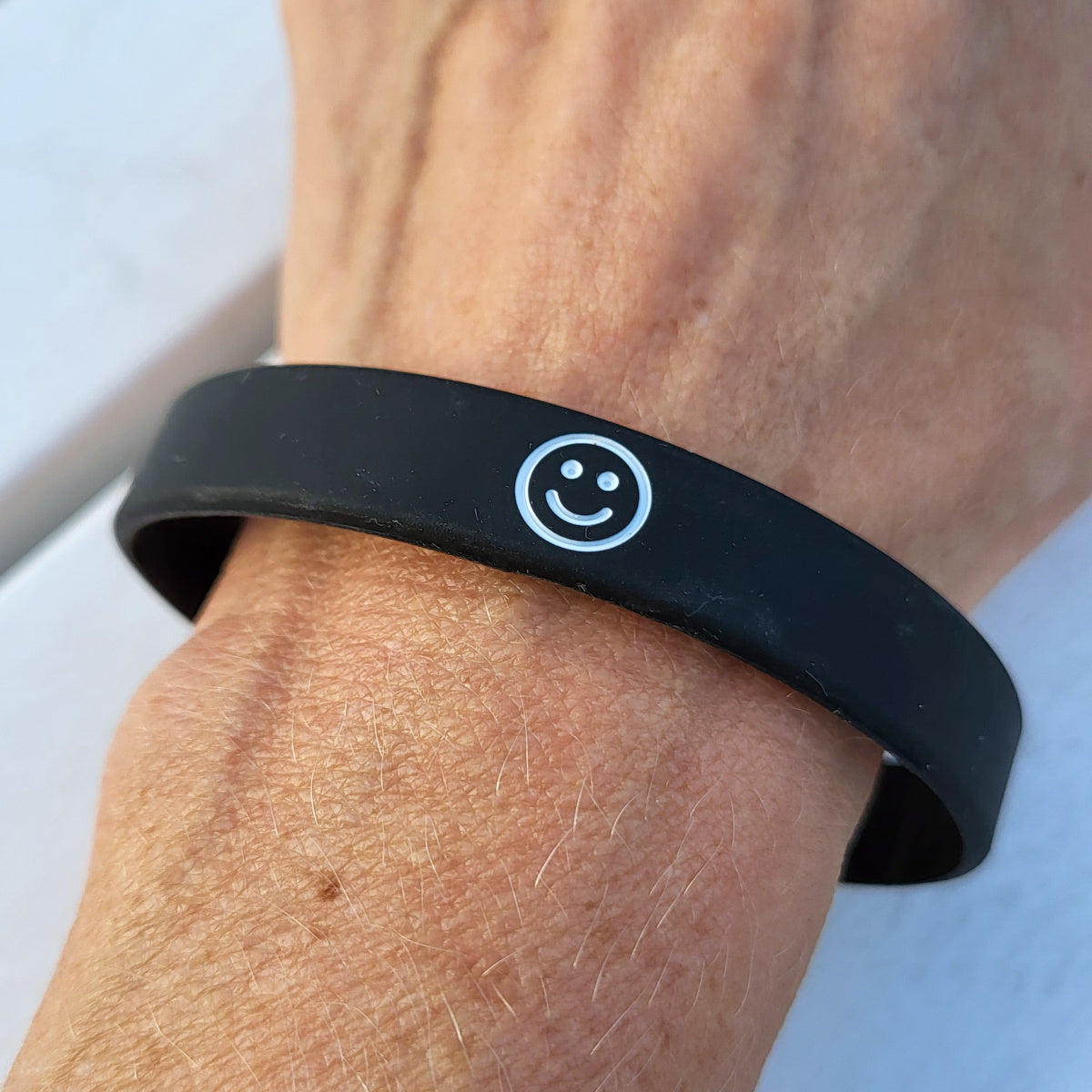 Herzlein Armbändchen aus Silikone in Schwarz mit Smiley Smily