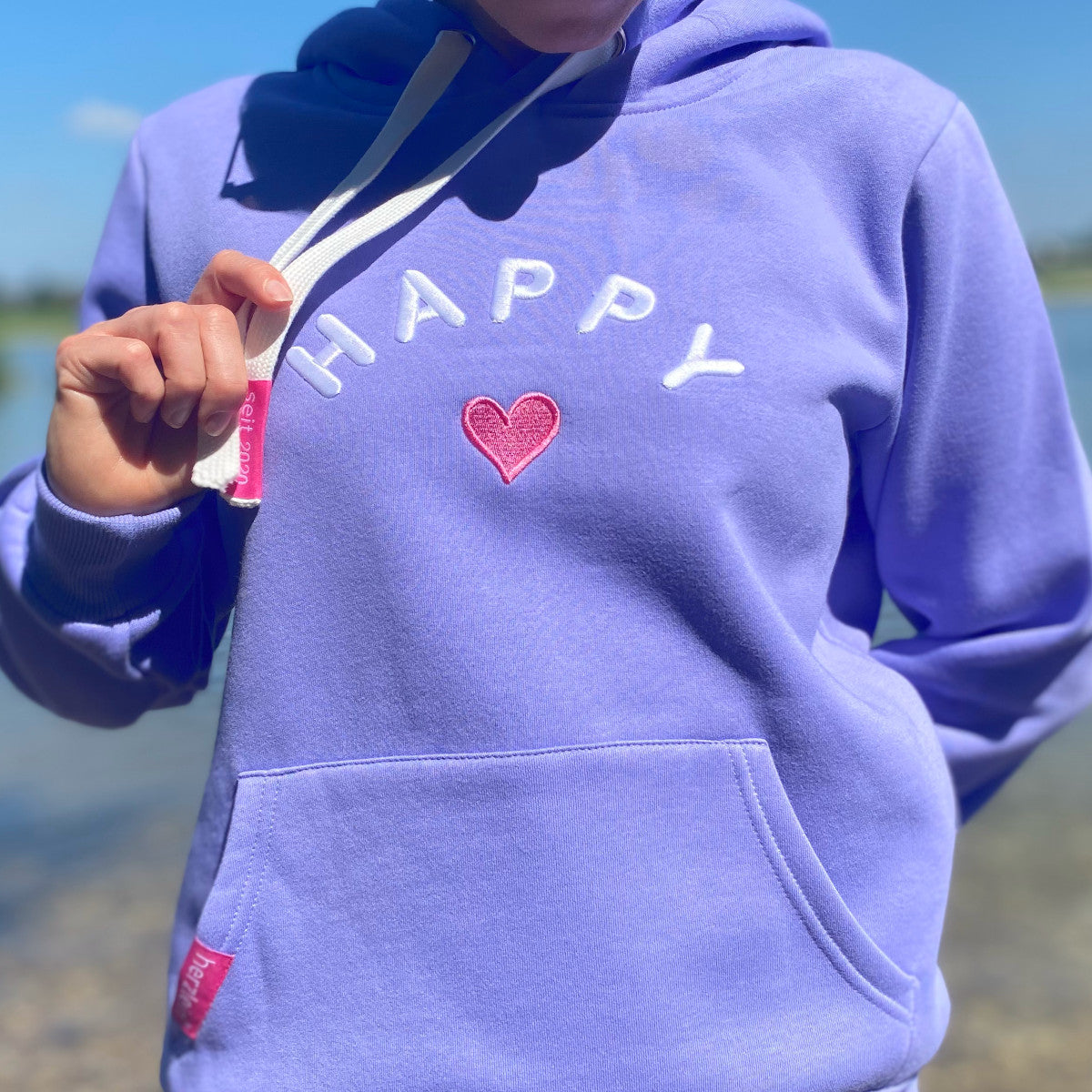 Herzlein® Hoodie für Damen Damenhoodie Kapuzenpullover aus Baumwolle mit Stick "Happy" in Lavendel Lila