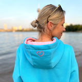 Herzlein® Hoodie für Damen Damenhoodie Kapuzenpullover aus Baumwolle mit Stick "Strand Meer Sonne" in Blau Hellblau