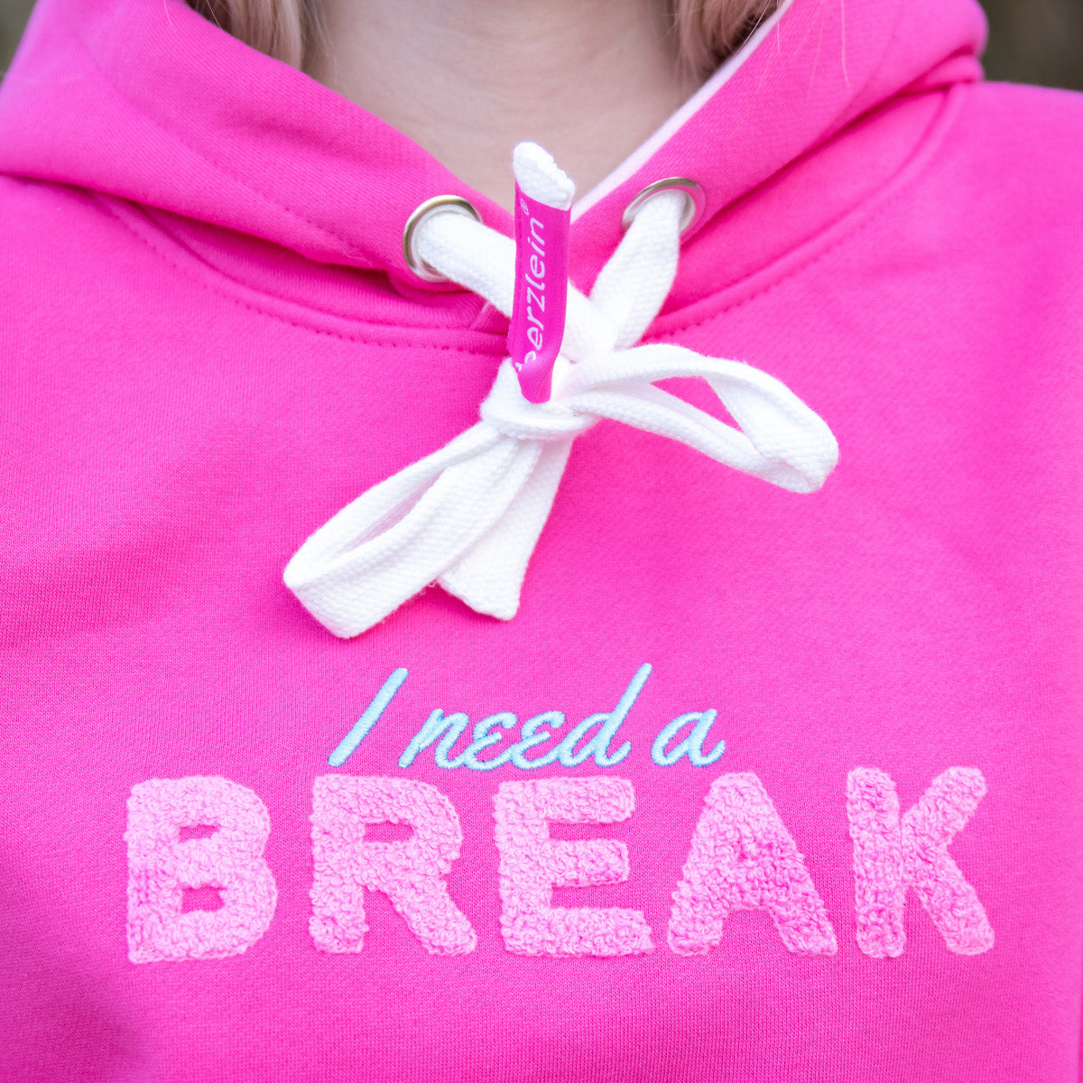 Herzlein® Hoodie für Damen Damenhoodie Kapuzenpullover aus Baumwolle in Pink mit Stick "I need a break"