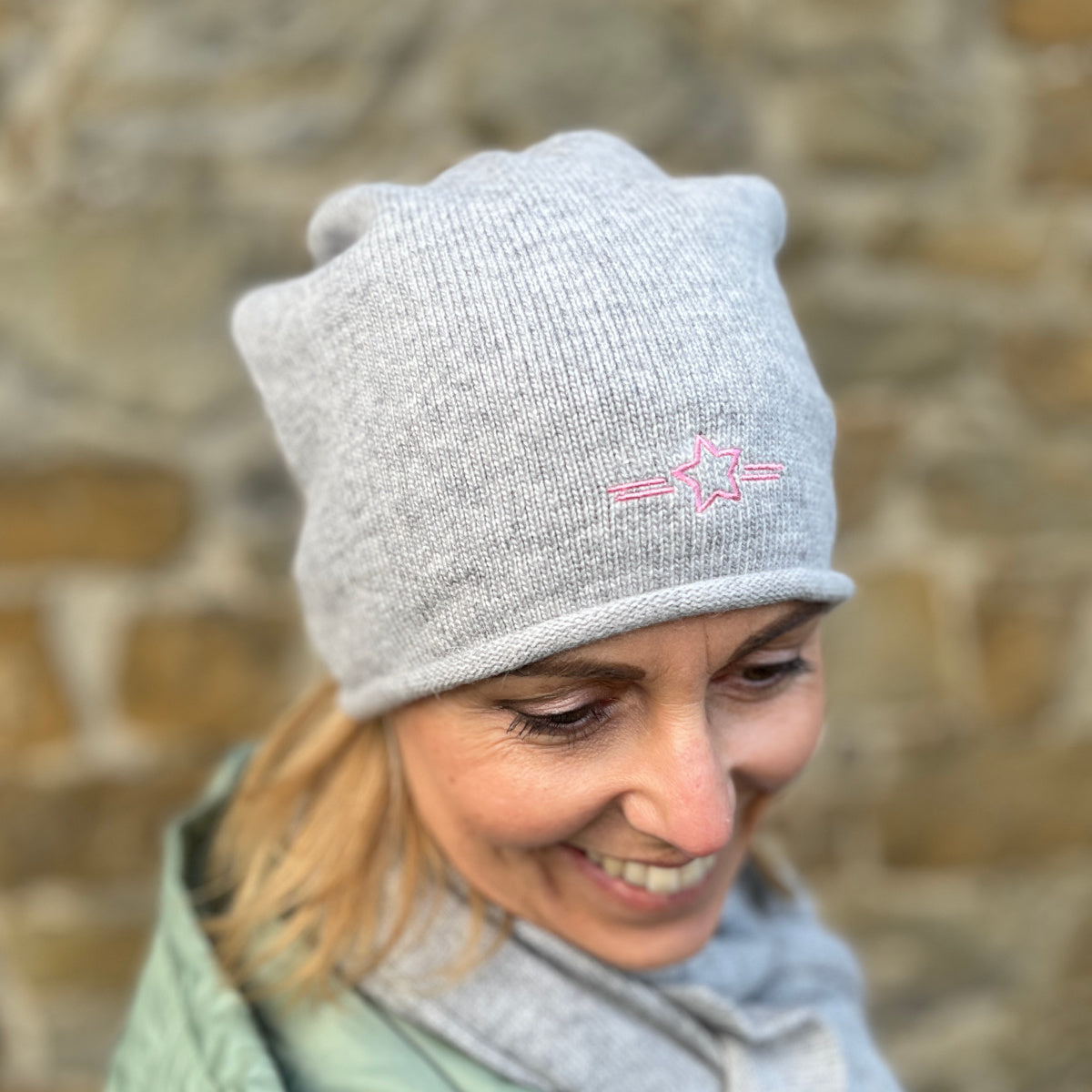 Herzlein® Beanie Mütze Strickmütze aus Kaschmir Cashmere und mit edlem Stern Stick für Damen Frauen Mädchen in Grau meliert