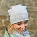 Herzlein® Beanie Mütze Strickmütze aus Kaschmir Cashmere und mit edlem Stern Stick für Damen Frauen Mädchen in Grau meliert