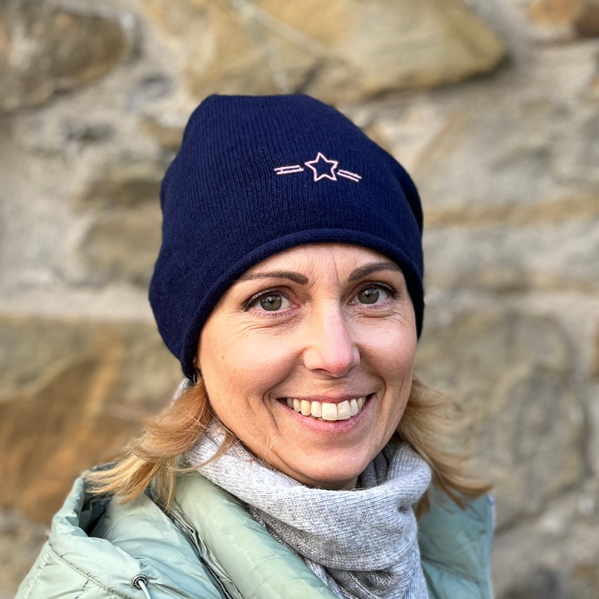 Herzlein® Beanie Mütze Strickmütze aus Kaschmir Cashmere und mit edlem Stern Stick für Damen Frauen Mädchen in Navy Blau