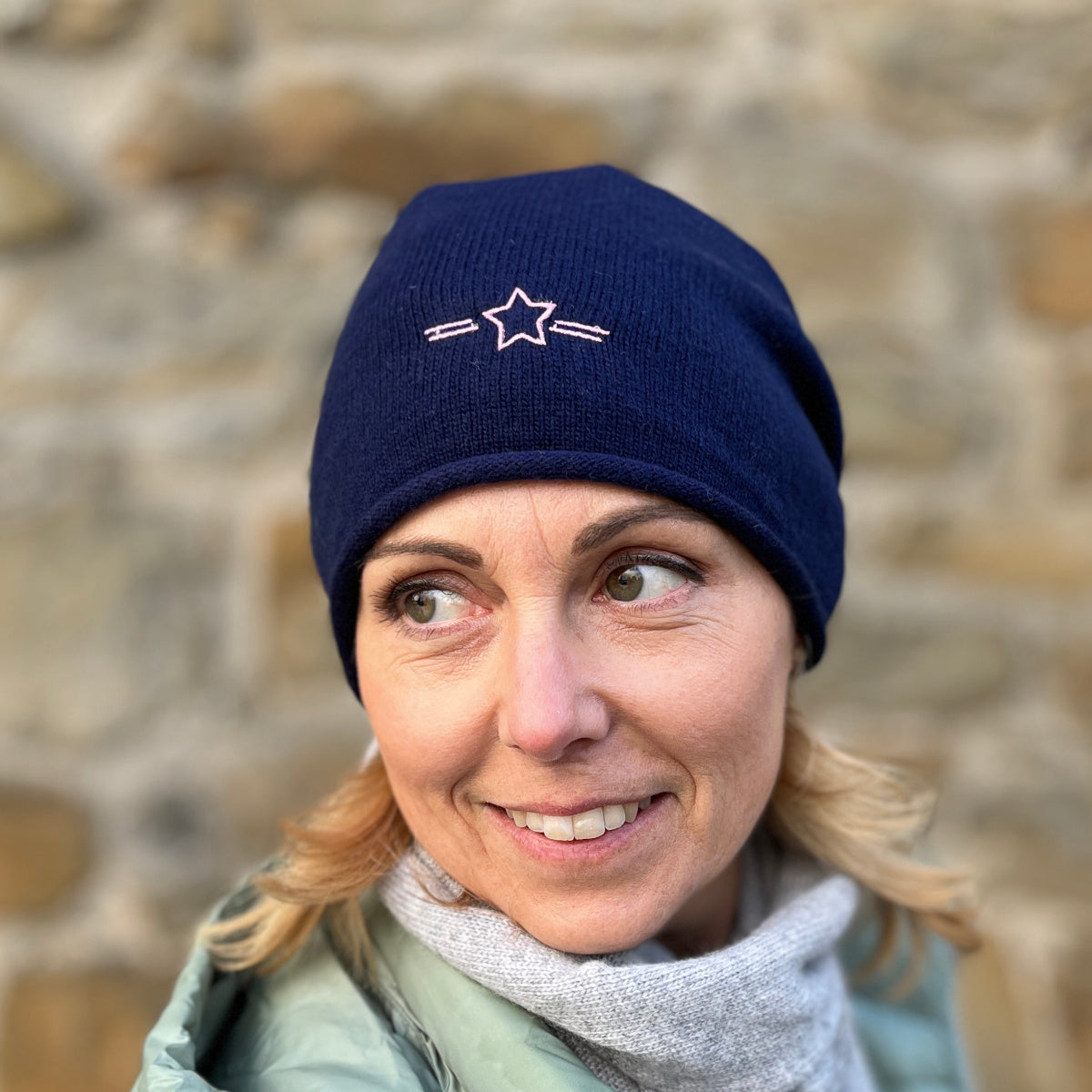 Herzlein® Beanie Mütze Strickmütze aus Kaschmir Cashmere und mit edlem Stern Stick für Damen Frauen Mädchen in Navy Blau