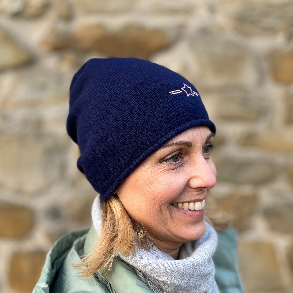 Herzlein® Beanie Mütze Strickmütze aus Kaschmir Cashmere und mit edlem Stern Stick für Damen Frauen Mädchen in Navy Blau