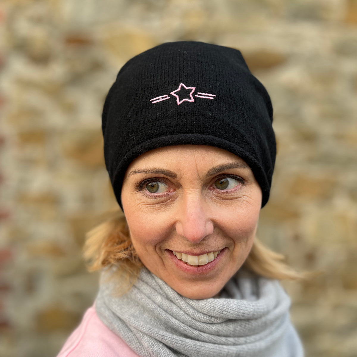 Herzlein® Beanie Mütze Strickmütze aus Kaschmir Cashmere und mit edlem Stern Stick für Damen Frauen Mädchen in Schwarz