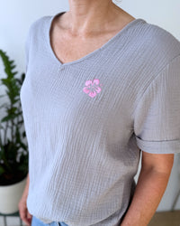 Herzlein® Musselin Shirt mit "Hibiskus-Stick" in Grau