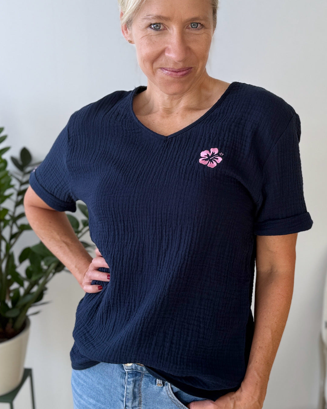 Herzlein® Musselin Shirt mit "Hibiskus-Stick" in Navy Blau