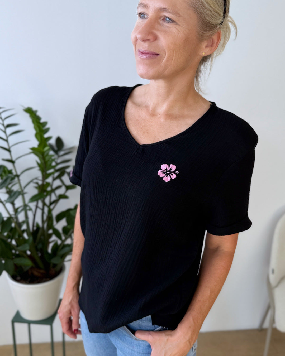Herzlein® Musselin Shirt mit "Hibiskus-Stick" in Schwarz