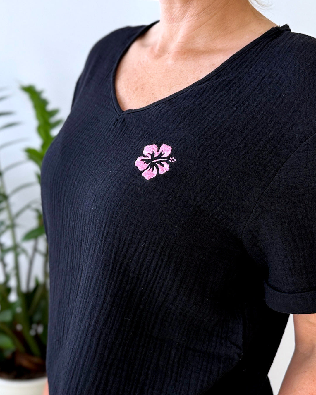 Herzlein® Musselin Shirt mit "Hibiskus-Stick" in Schwarz