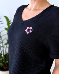 Herzlein® Musselin Shirt mit "Hibiskus-Stick" in Schwarz