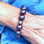 Herzlein® Perlenarmband "Fee". Allergiefreundliches Armbändchen mit 17 glänzenden Perlen in Aubergine