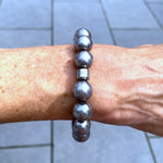 Herzlein® Perlenarmband "Fee". Allergiefreundliches Armbändchen mit 17 glänzenden Perlen in Grau Basalt