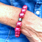 Herzlein® Perlenarmband "Fee". Allergiefreundliches Armbändchen mit 17 glänzenden Perlen in Pink