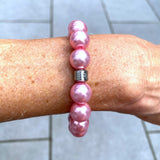 Herzlein® Perlenarmband "Fee". Allergiefreundliches Armbändchen mit 17 glänzenden Perlen in Rosa