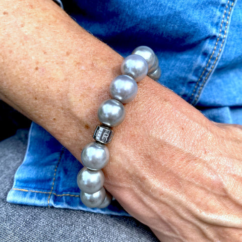 Herzlein® Perlenarmband "Fee". Allergiefreundliches Armbändchen mit 17 glänzenden Perlen in Silber
