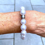 Herzlein® Perlenarmband "Fee". Allergiefreundliches Armbändchen mit 17 glänzenden Perlen in Weiss