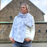 Herzlein® Schal für Damen Damenschal "Hearts" mit Herzchen Winterschal aus Baumwolle und Viskose in Grau Weiss