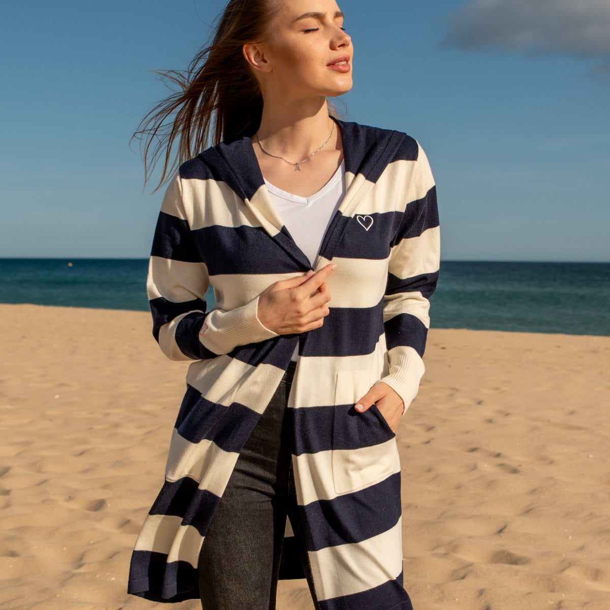 Herzlein Strickjacke für Damen Cardigan mit Streifen in Navy Blau und Creme