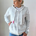 Herzlein Strickjacke aus Baumwolle Hoodie mit Reissverschluss mit Streifen gestreifter Kapuzenpullover in Grau und Weiss