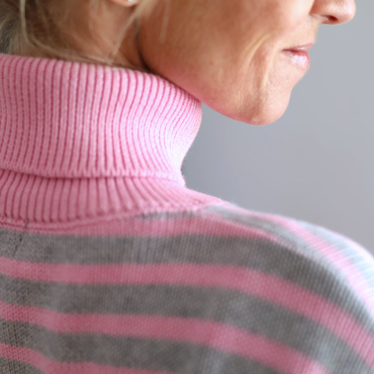 Herzlein® Strickpullover Strickware Pulli für Damen aus Kaschmir und Baumwolle mit Streifen Strickpulli in Rosa und Grau mit Stick "HAPPY" in Pink