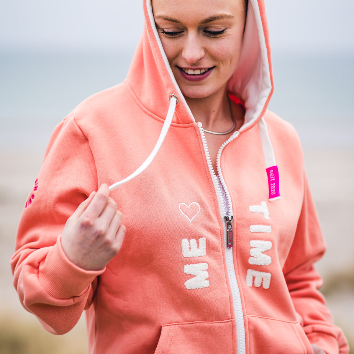 Herzlein Sweatjacke mit Reißverschluss aus Baumwolle Hoodie Kapuzenpullover für Damen Damenhoodie ME TIME in Apricot Orange Pastell