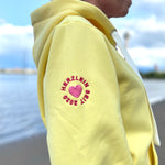 Herzlein Sweatjacke mit Reißverschluss aus Baumwolle Hoodie Kapuzenpullover für Damen Damenhoodie mit Stick Good Vibes in Pastellgelb Gelb