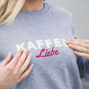 Herzlein Sweatshirt für Damen aus Baumwolle Sweater mit Stick Kaffeeliebe in Grau Hellgrau meliert