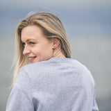 Herzlein Sweatshirt für Damen aus Baumwolle Sweater mit Stick Kaffeeliebe in Grau Hellgrau meliert