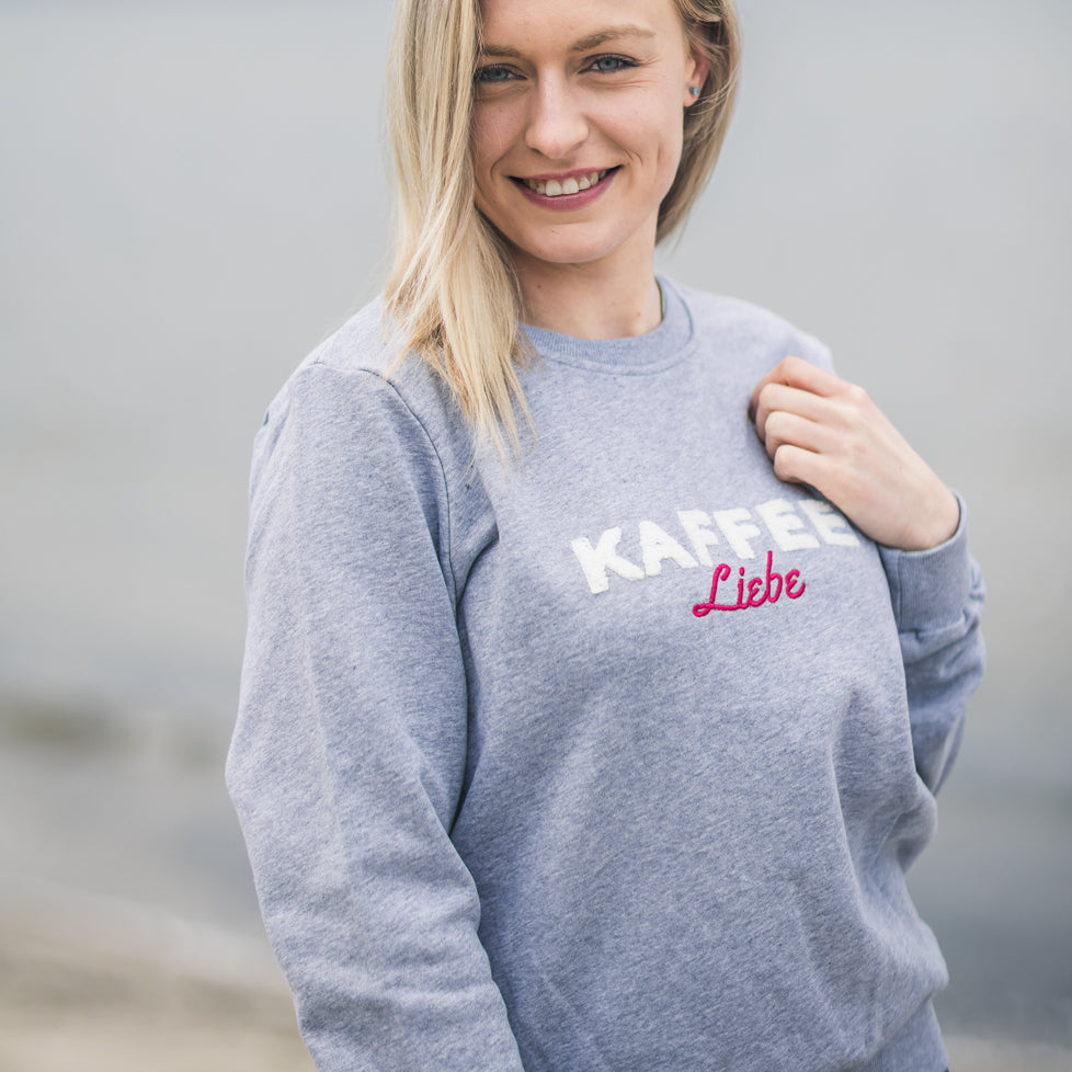 Herzlein Sweatshirt für Damen aus Baumwolle Sweater mit Stick Kaffeeliebe in Grau Hellgrau meliert