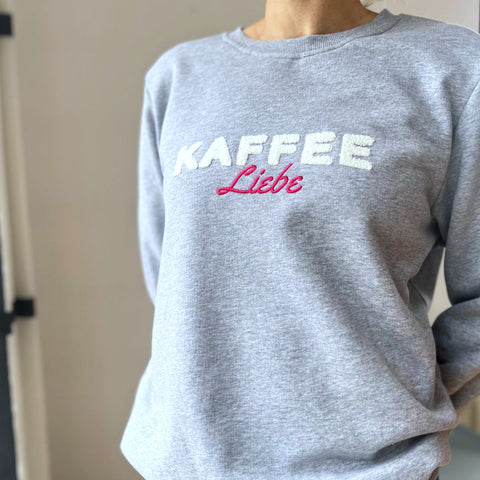 Herzlein Sweatshirt für Damen aus Baumwolle Sweater mit Stick Kaffeeliebe in Grau Hellgrau meliert