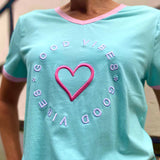 Herzlein® T-Shirt für Damen mit 3D Stick "Good Vibes" Damenshirt mit Herz Shirt aus Baumwolle in Mint Grün mit Rosa