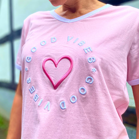 Herzlein® T-Shirt für Damen mit 3D Stick "Good Vibes" Damenshirt mit Herz Shirt aus Baumwolle in Rosa
