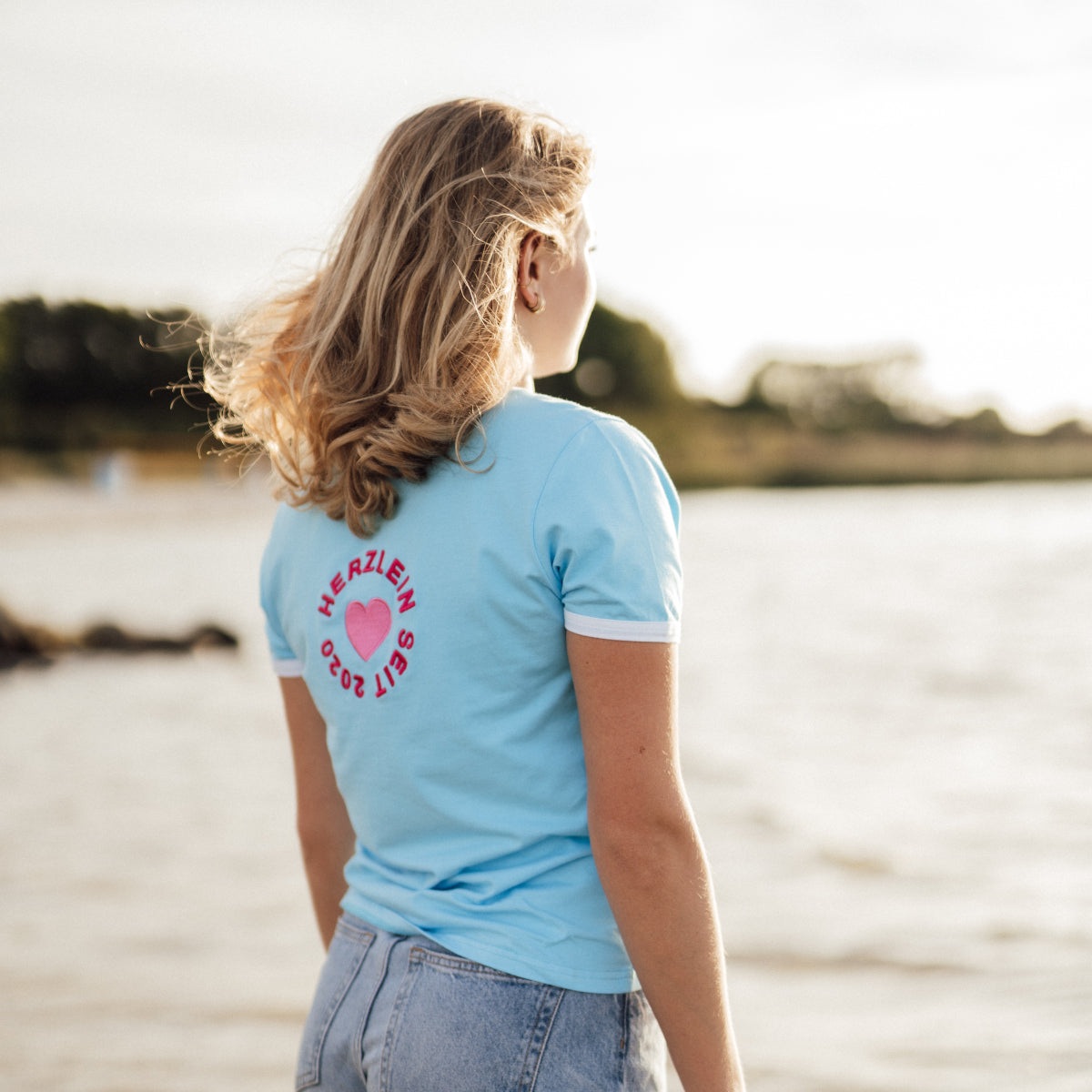 Herzlein® T-Shirt für Damen mit 3D Stick "Strand" Damenshirt mit Herz Shirt aus Baumwolle in Blau Hellblau mit weiss