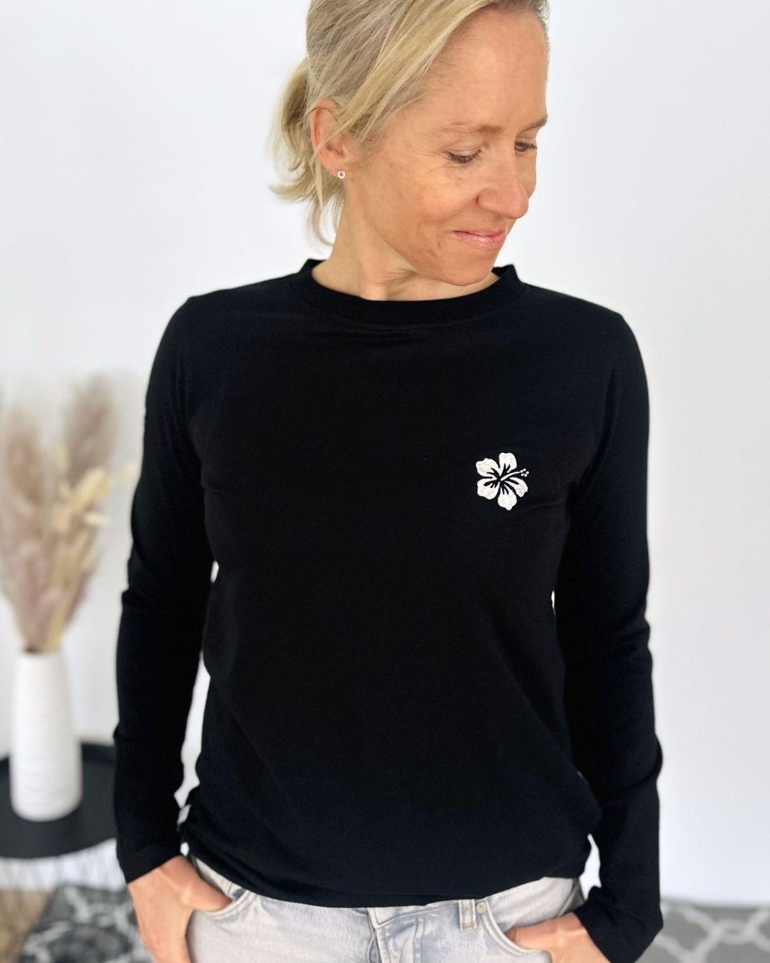 Herzlein_Longsleeve-Shirt_mit_Hibiskus_in_Schwarz